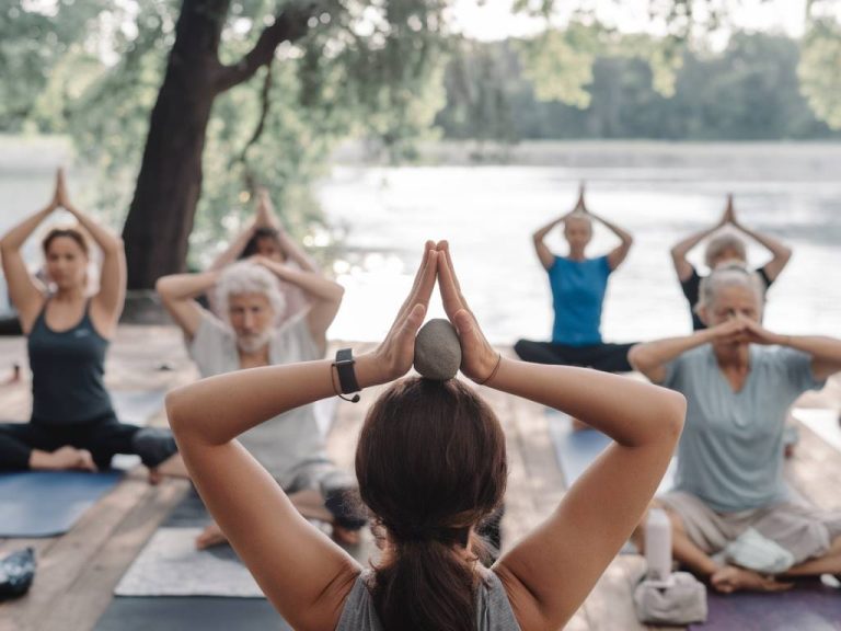 Comment intégrer les pierres dans votre pratique quotidienne de yoga